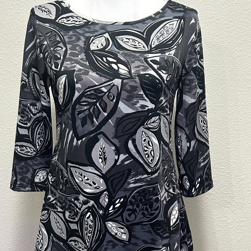 JonDen black and white abstract print tunic, 3/4 sleeve, petite medium